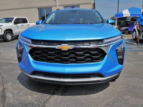Used 2025 Chevrolet Trax LT w/ LT Convenience Package FWD image 2