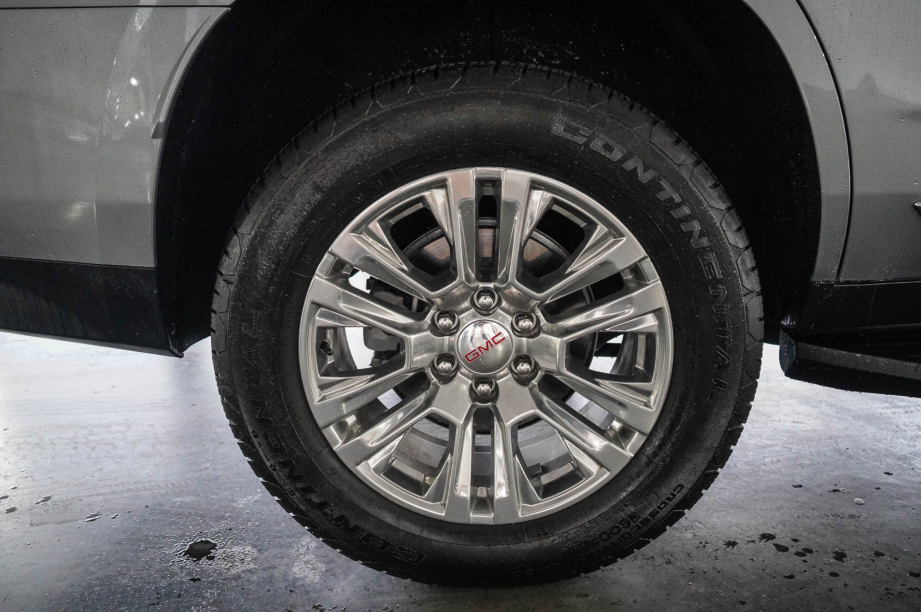 Used 2024 GMC Yukon Denali w/ Advanced Technology Package AWD/4WD image 10