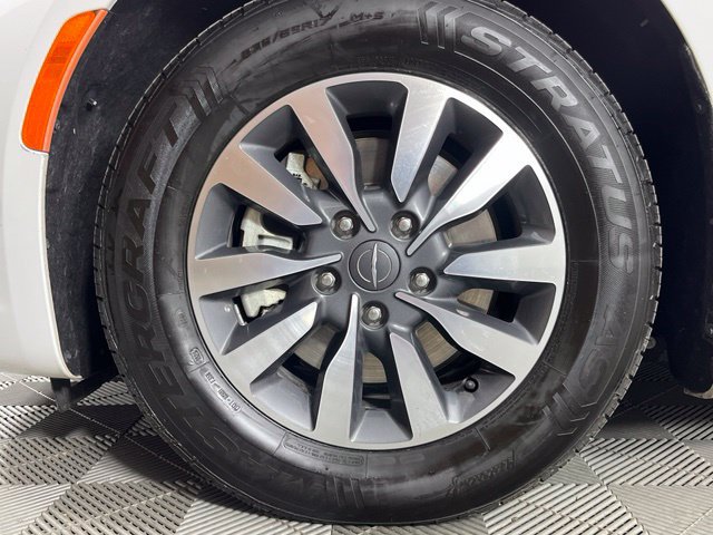 Used 2023 Chrysler Pacifica Touring-L FWD image 7
