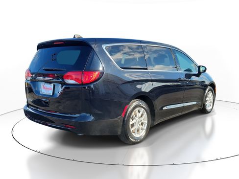 Used 2024 Chrysler Voyager LX image 4