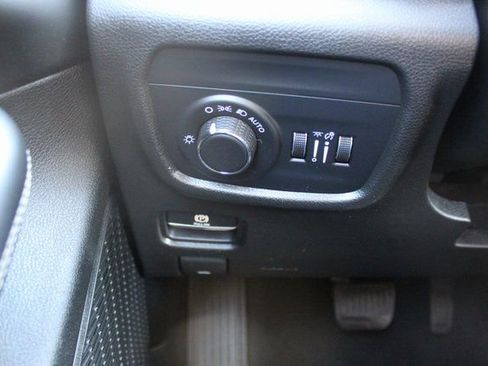 Used 2023 Jeep Grand Cherokee L Laredo image 14