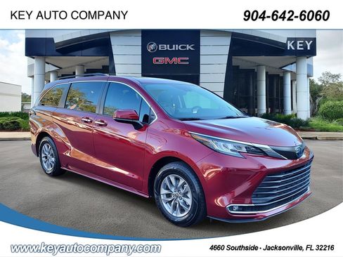Used 2022 Toyota Sienna XLE image 1