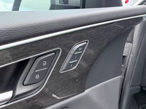 Used 2019 Audi Q8 Premium Plus w/ Premium Plus AWD/4WD image 32