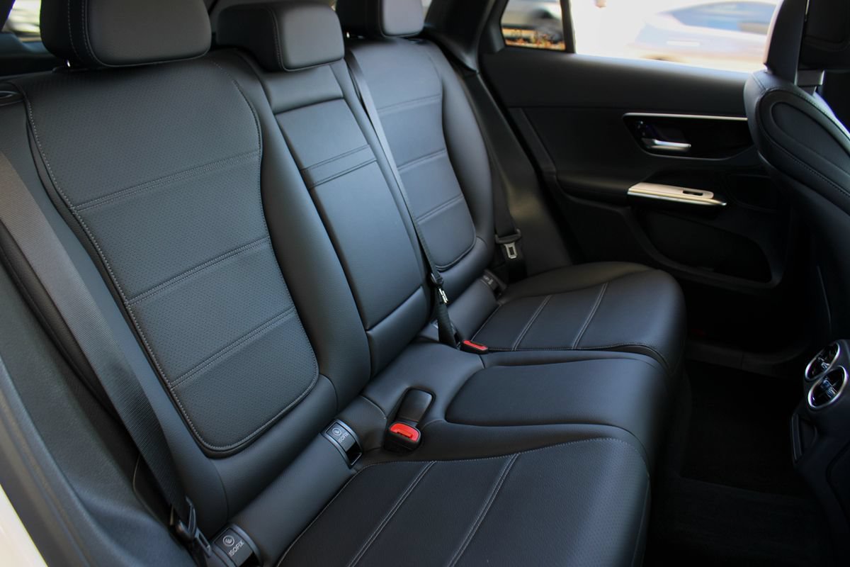 Used 2025 Mercedes-Benz GLC 350e 4MATIC image 25
