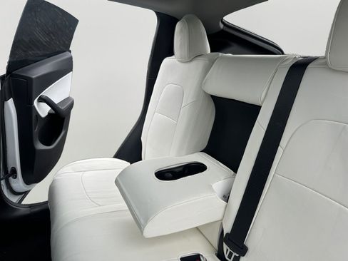 Used 2022 Tesla Model Y Long Range image 11
