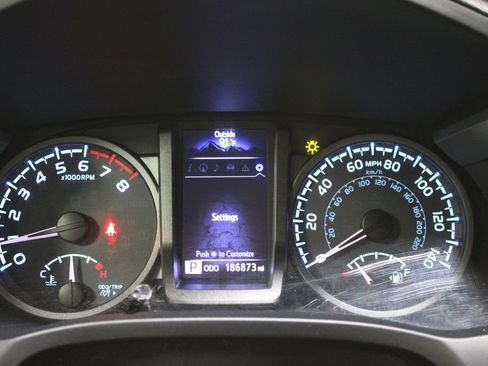 Used 2017 Toyota Tacoma TRD Off-Road w/ Premium & Technology Package AWD/4WD image 40
