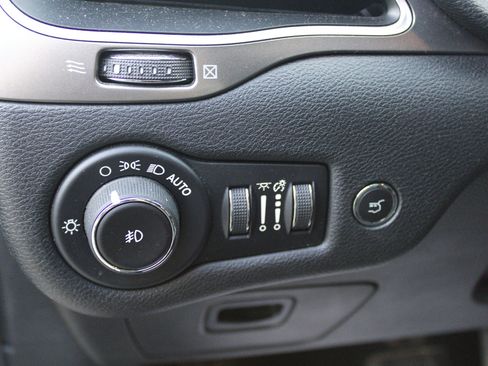 Used 2019 Jeep Cherokee Latitude Plus w/ Comfort/Convenience Group AWD/4WD image 13
