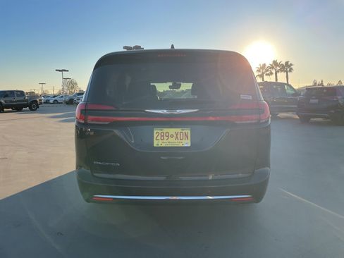 Used 2023 Chrysler Pacifica Touring-L image 3
