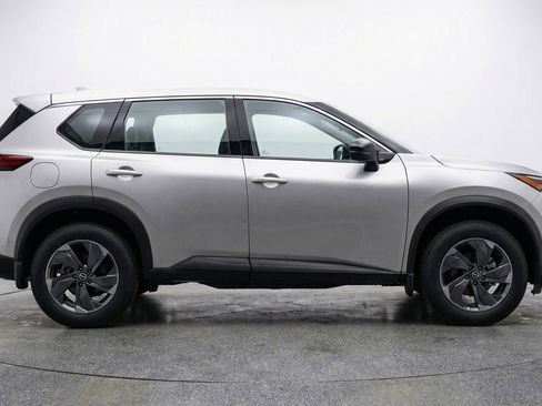 Used 2025 Nissan Rogue SV image 11
