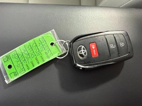 Used 2025 Toyota Prius XLE AWD/4WD image 30