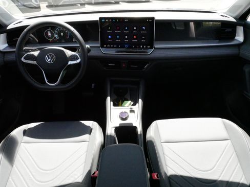 Certified 2025 Volkswagen Tiguan SE w/ Panoramic Sunroof Package AWD/4WD image 10