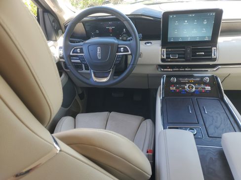 Used 2021 Lincoln Navigator Reserve w/ Luxury Package AWD/4WD image 19