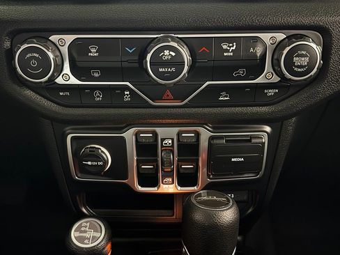 Certified 2024 Jeep Gladiator Sport AWD/4WD image 17