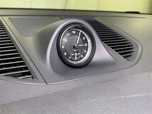 Certified 2025 Porsche Macan image 34