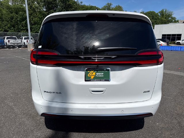 New 2027 Chrysler Pacifica Select w/ Family Tech Group AWD/4WD image 10