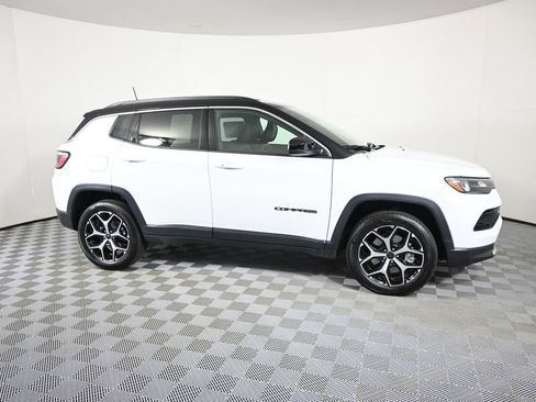 Used 2025 Jeep Compass Limited AWD/4WD image 8