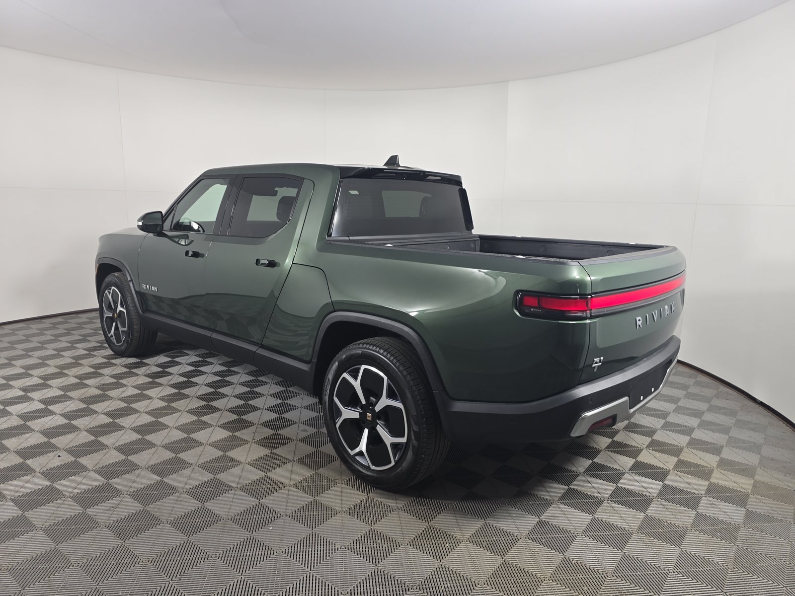 Used 2024 Rivian R1T Adventure Dual AWD/4WD image 3