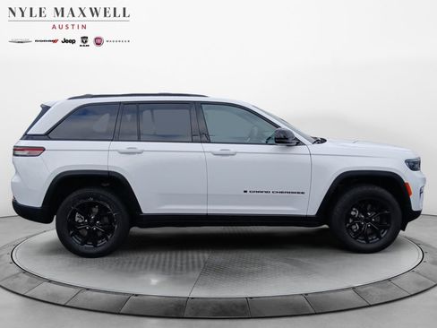 Used 2024 Jeep Grand Cherokee Altitude AWD/4WD image 17
