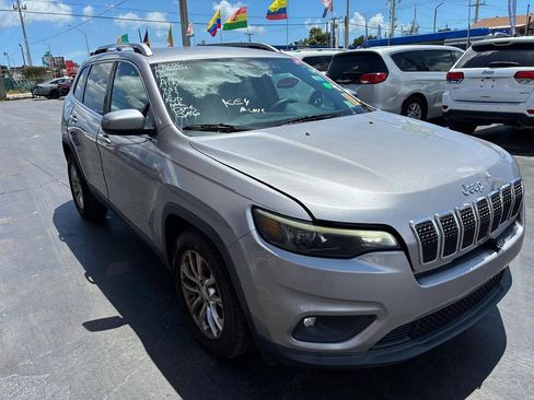 Used 2019 Jeep Cherokee Latitude w/ Popular Appearance Group FWD image 2