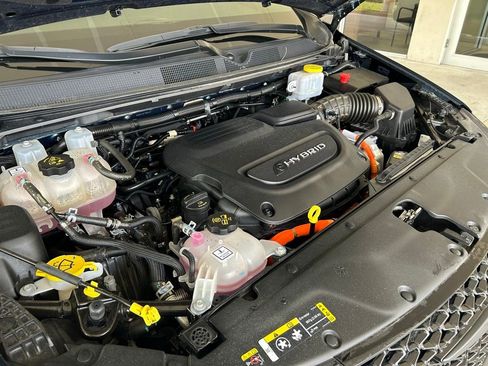 Used 2022 Chrysler Pacifica Limited w/ Uconnect Theater Family Group FWD image 13