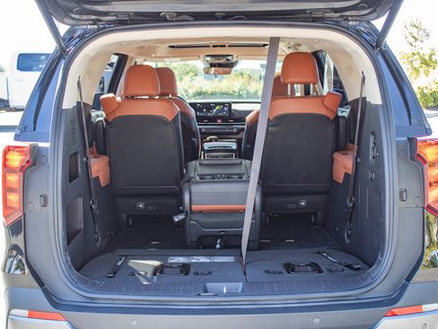 Used 2025 Kia Carnival SX w/ SX Dark Edition Package FWD image 12