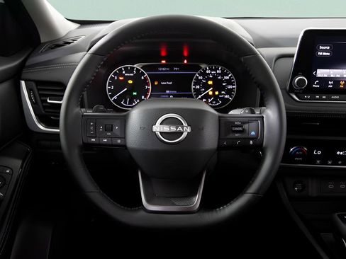 Used 2025 Nissan Rogue SV image 14