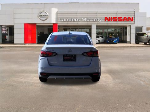 New 2025 Nissan Versa SR w/ Trunk Package image 4
