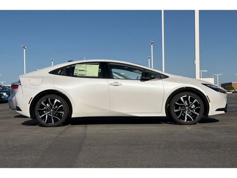 New 2026 Toyota Prius Plug-In Hybrid FWD image 3