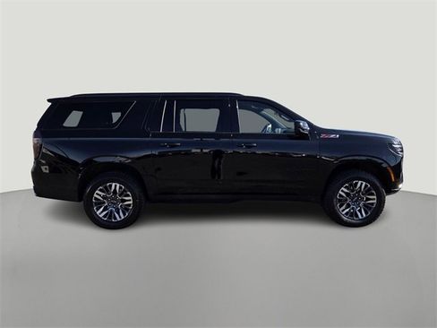 Used 2025 Chevrolet Suburban Z71 image 7