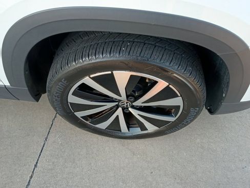 Used 2023 Volkswagen Taos SE w/ Panoramic Sunroof Package AWD/4WD image 29
