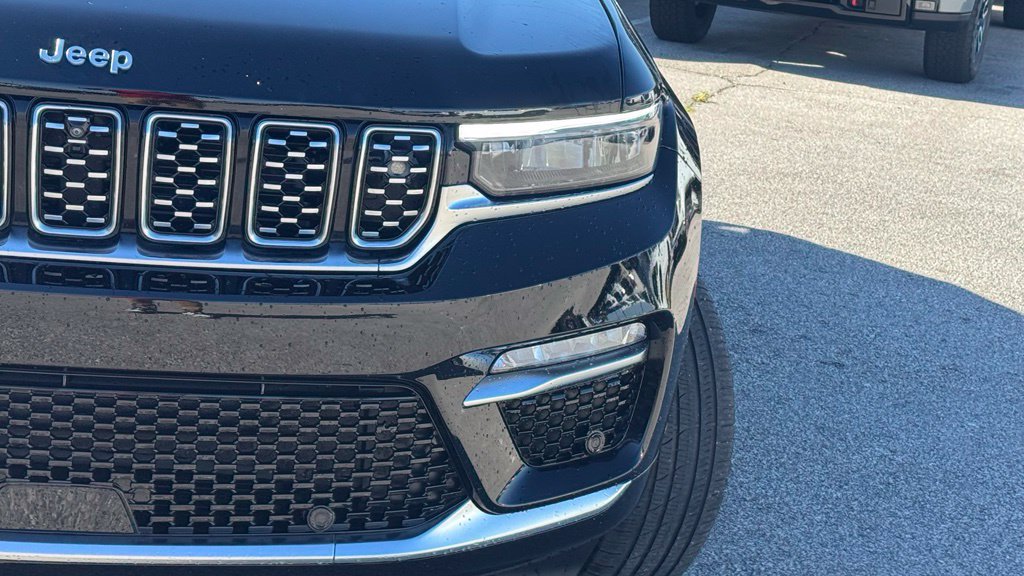 Used 2022 Jeep Grand Cherokee Summit w/ Advanced Protech Group IV AWD/4WD image 8