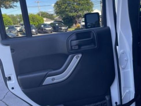Used 2017 Jeep Wrangler Unlimited Sahara w/ Connectivity Group AWD/4WD image 18
