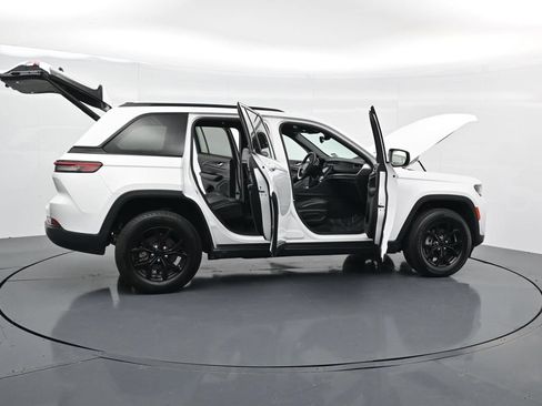 Used 2024 Jeep Grand Cherokee Altitude AWD/4WD image 40