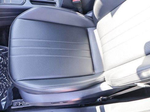 Used 2024 Volkswagen Tiguan SE w/ Panoramic Sunroof Package FWD image 32