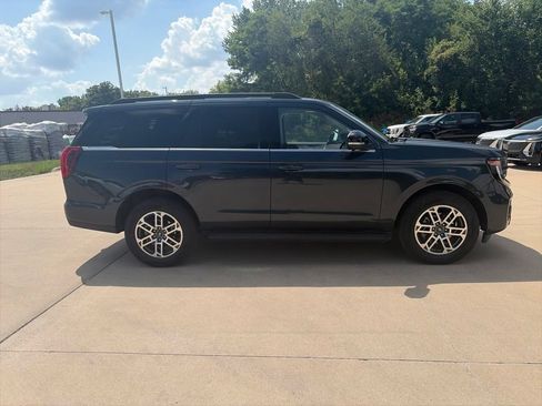 Used 2025 Ford Expedition Active AWD/4WD image 6