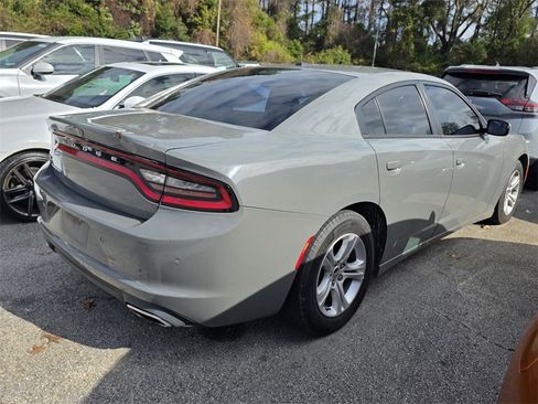 Used 2019 Dodge Charger SXT image 2