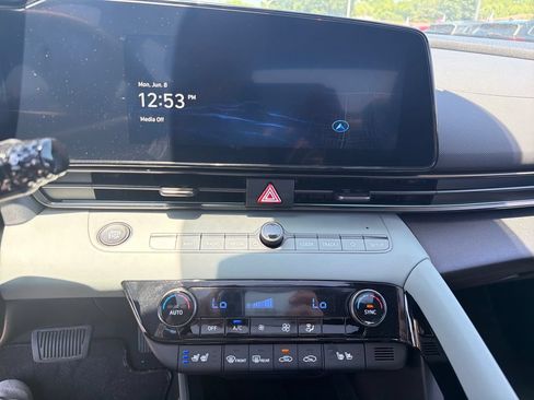 Certified 2025 Hyundai Elantra Limited FWD image 20