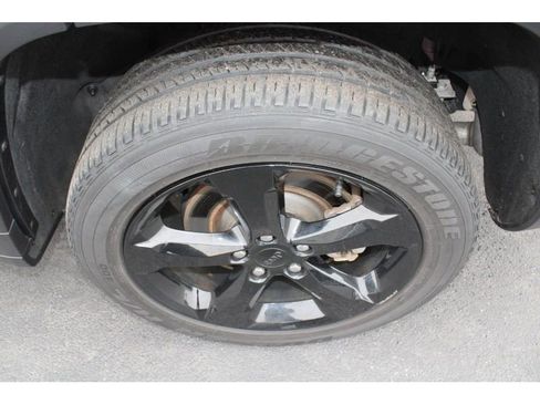 Used 2022 Jeep Grand Cherokee L Laredo image 9