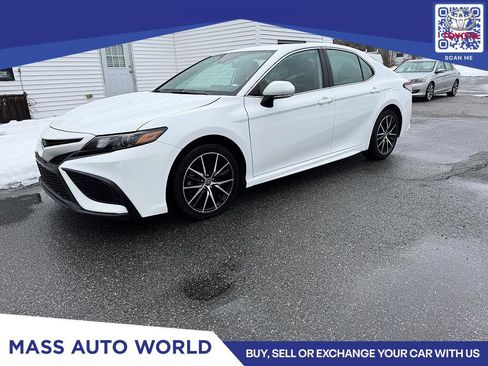 Used 2023 Toyota Camry SE image 2