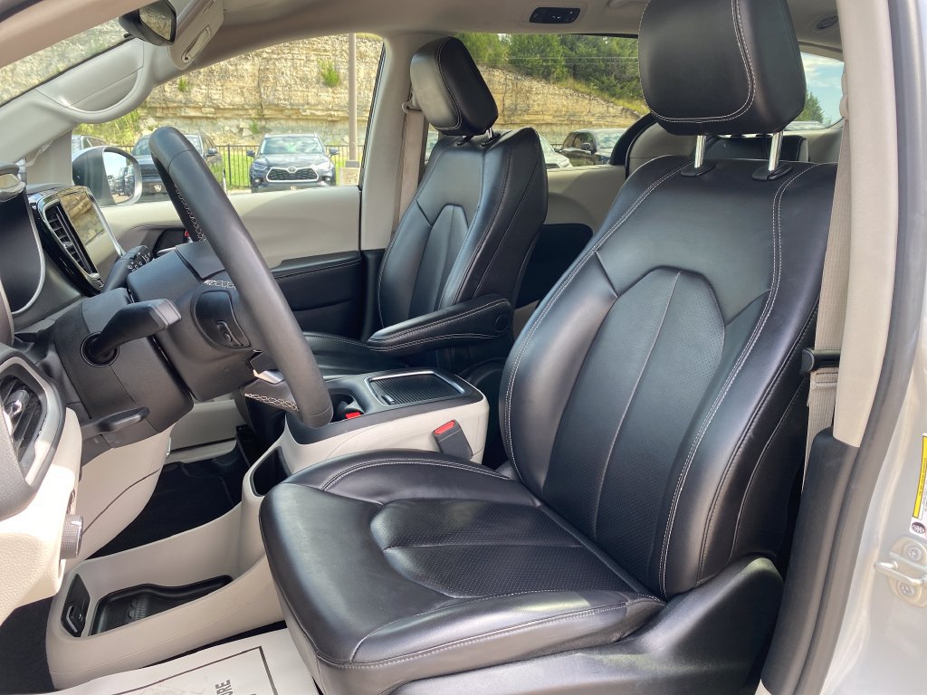Used 2023 Chrysler Pacifica Touring-L FWD image 10