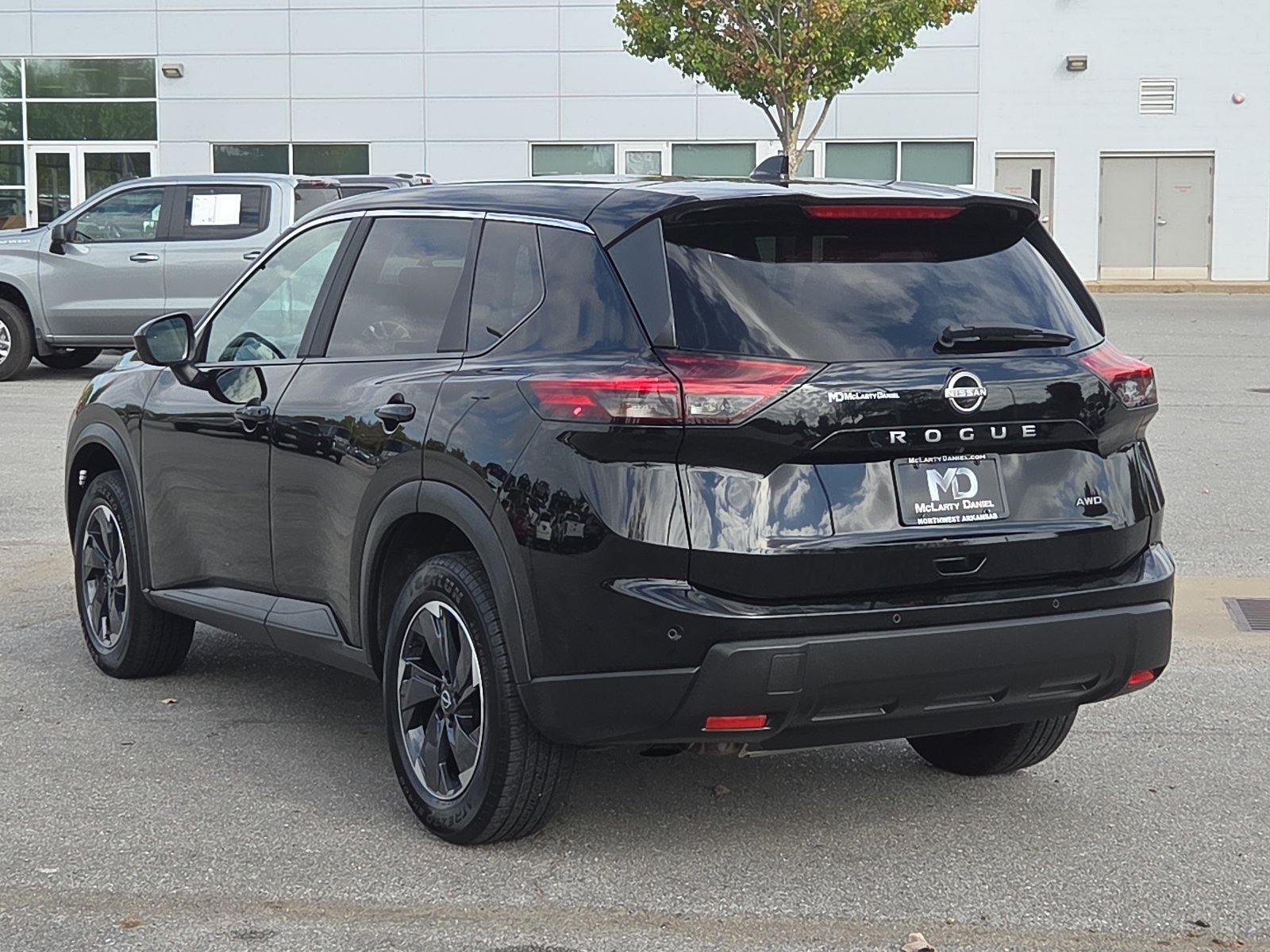 Used 2025 Nissan Rogue SV AWD/4WD image 4