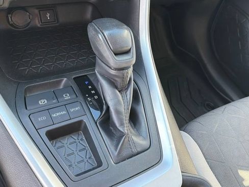 Used 2020 Toyota RAV4 XLE w/ Convenience Package FWD image 29