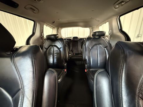 Used 2022 Chrysler Pacifica Touring-L FWD image 21