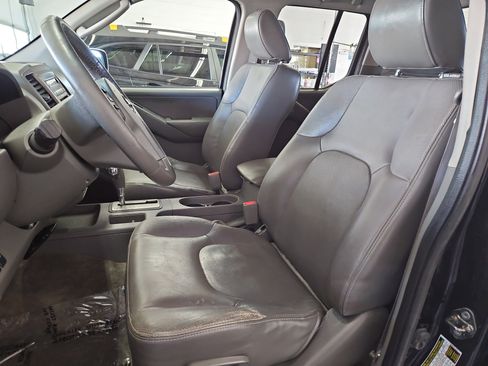 Used 2011 Nissan Frontier SL image 8