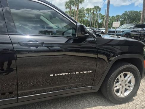 Used 2023 Jeep Grand Cherokee Laredo AWD/4WD image 3