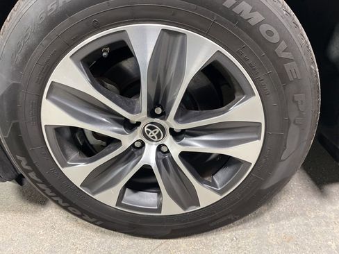 Used 2024 Toyota Highlander XLE image 38