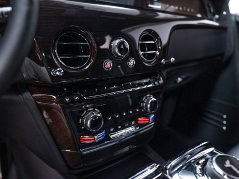 Used 2024 Rolls-Royce Phantom Sedan w/ The Phantom Package RWD image 17
