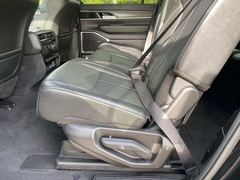 Used 2024 Jeep Wagoneer L Series III w/ Flexible Seating Group AWD/4WD image 15