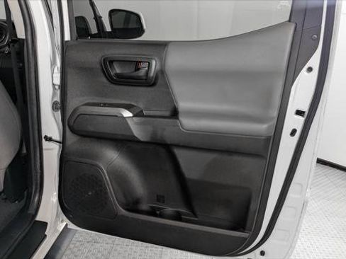 Used 2022 Toyota Tacoma SR5 RWD image 18