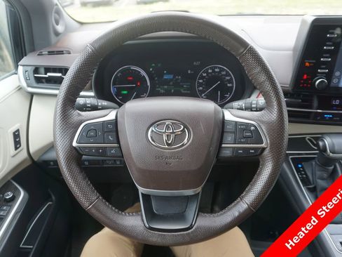 Used 2022 Toyota Sienna Platinum AWD/4WD image 3